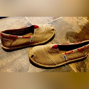 Brand new Toms natural shoes size 6.5. Never worn.